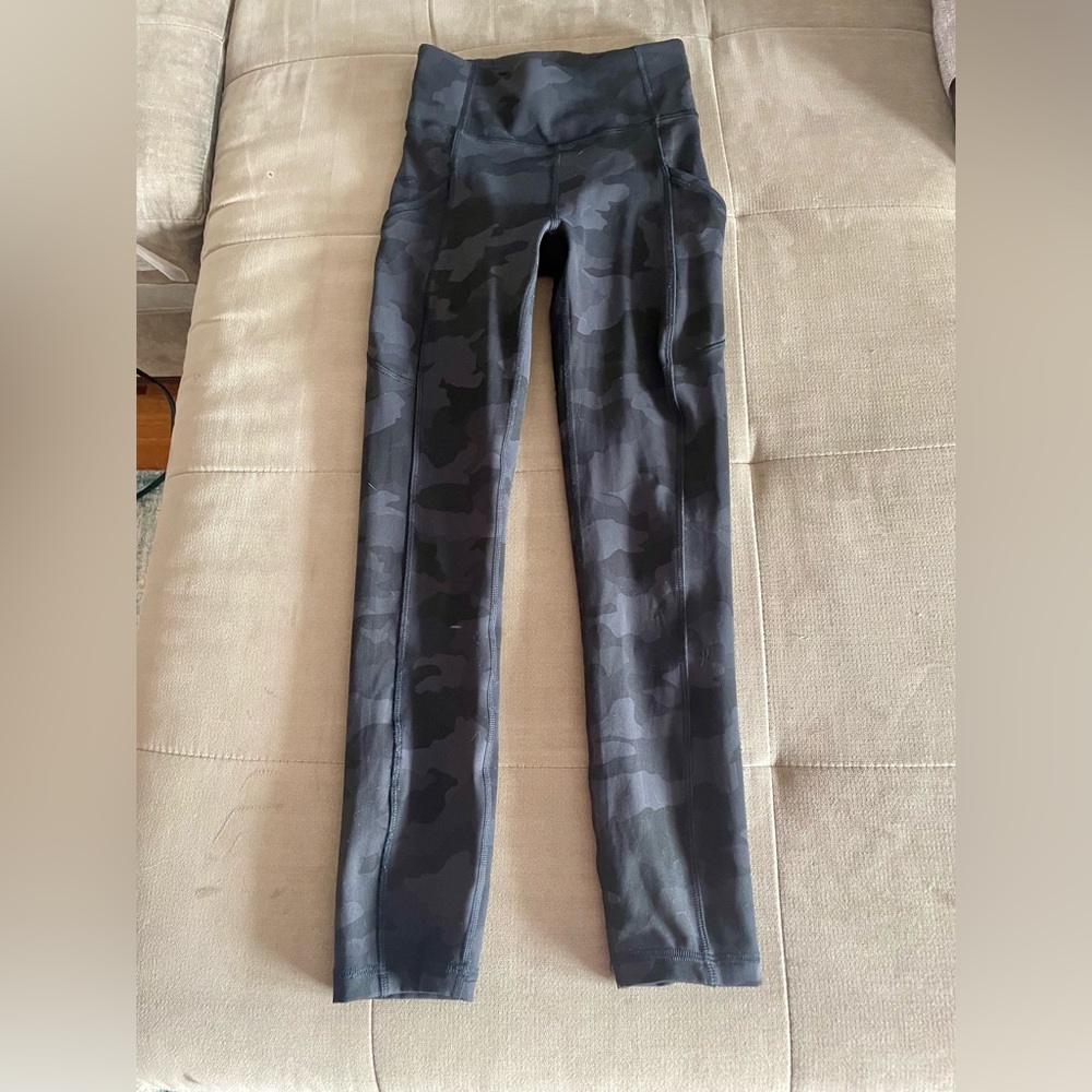 Lululemon Invigorate HR Crop
23" size 2